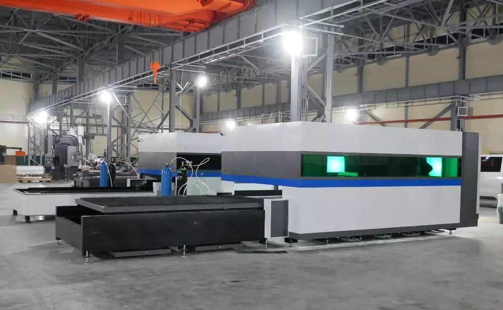 FL-L2040FHE-12000-Raycus Лазерный станок для резки листового металла с кабинетной защитой и сменным столом