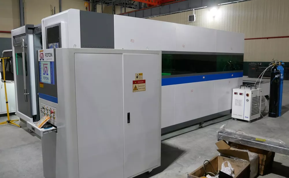 FL-L2040FH-8000-Raycus Лазерный аппарат для раскроя листового металла с кабинетной защитой