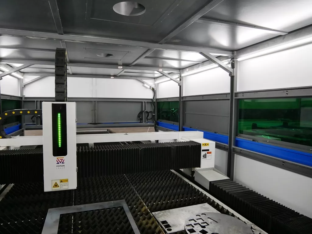 FL-L2040FH-8000-Raycus Лазерный аппарат для раскроя листового металла с кабинетной защитой