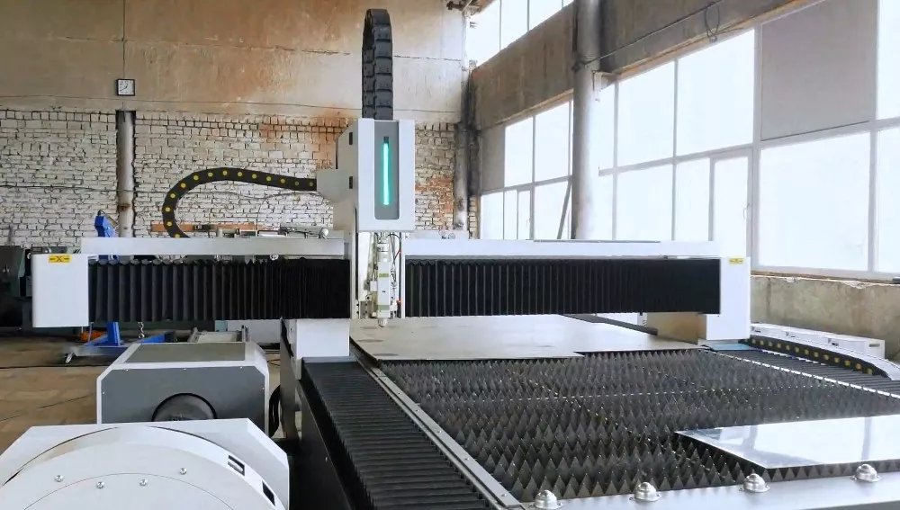 FL-L2060FR-2000-D220-Raycus Лазерный станок для резки листового металла и труб